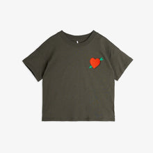 Laden Sie das Bild in den Galerie-Viewer, Arrowed Heart T-Shirt