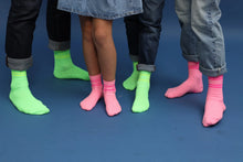 Laden Sie das Bild in den Galerie-Viewer, Neon Happy Pink Socken