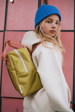 Laden Sie das Bild in den Galerie-Viewer, Rucksack Small Better Together Boost Green