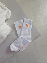 Laden Sie das Bild in den Galerie-Viewer, Heart Socken weiß/orange