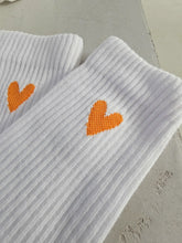 Laden Sie das Bild in den Galerie-Viewer, Heart Socken weiß/orange